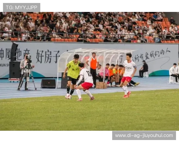 兄弟对决引爆赛场风云足球恩怨交织激情碰撞鏖战全场震撼人心对抗