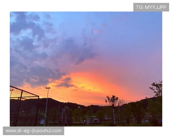 夕阳下的绿茵场与青春岁月交织成最美的记忆